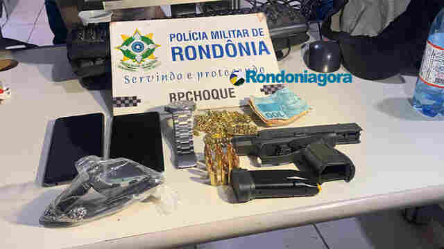 Motorista de aplicativo e passageiro são presos com pistola em veículo