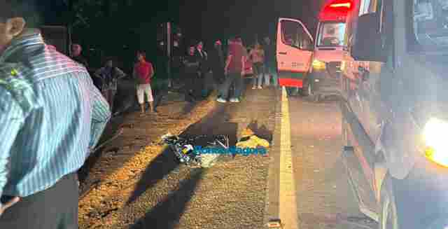 Passageiro morre e piloto é socorrido em estado grave após acidente entre carro e moto na BR-364