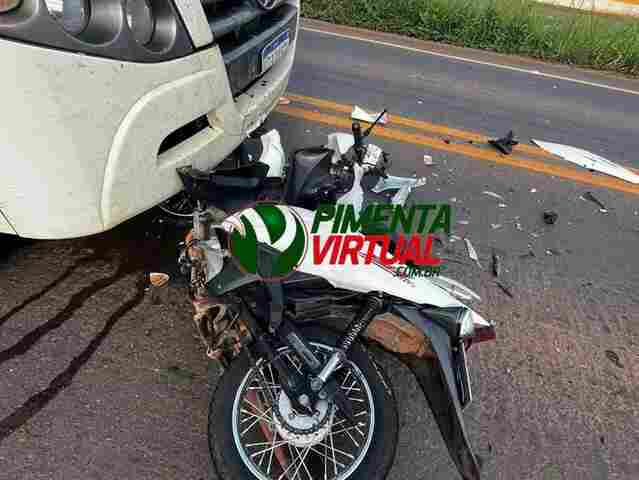 Mulher morre e piloto fica gravemente ferido após colisão frontal entre moto e carro