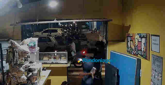 Ao lado do filho, jovem é atacado com tiros na cabeça em lanchonete