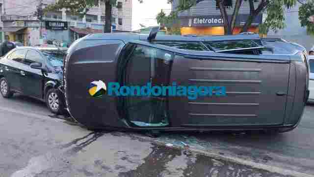 Motorista de Prisma avança preferencial e causa acidente com capotamento na capital