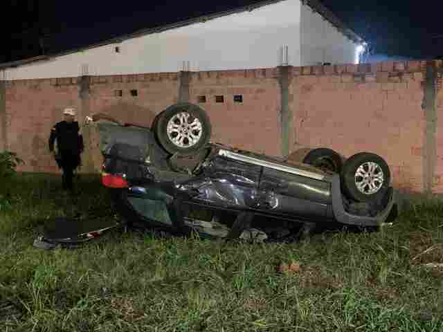 Pálio capota após acidente em cruzamento