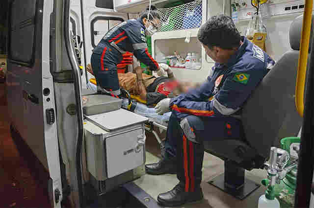 Jovem é atacado com quatro tiros por dupla em moto na capital