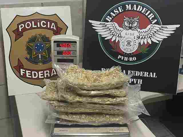 Traficante é preso com 4 kg de cocaína enrolados na perna, no aeroporto da capital