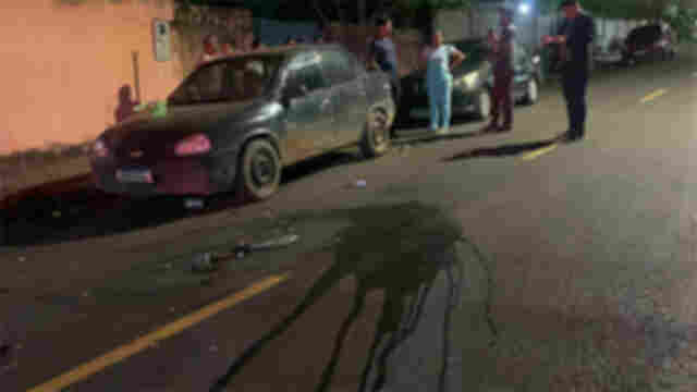 Avô e neto ficam lesionados após colisão de moto em carro estacionado