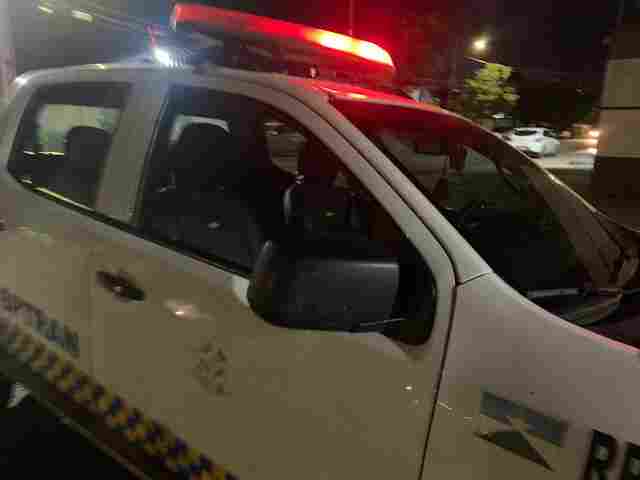 Polícia prende homem tentando jogar drogas pra dentro de presídio