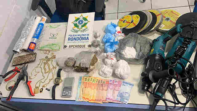 Batalhão de choque prende traficante vendendo drogas em frente de casa