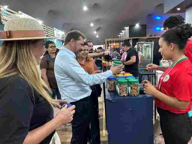 Prefeito Hildon Chaves prestigia primeiro dia da Rondônia Rural Show e recebe lembranças de expositores
