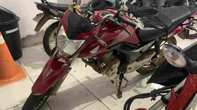 Adolescente é apreendido tentando ligar moto roubada na zona leste