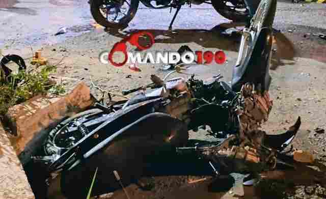 Grave acidente entre motos deixa mulher morta