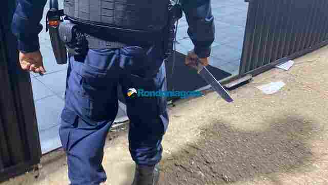 Homem é flagrado com faca após agredir a esposa na capital