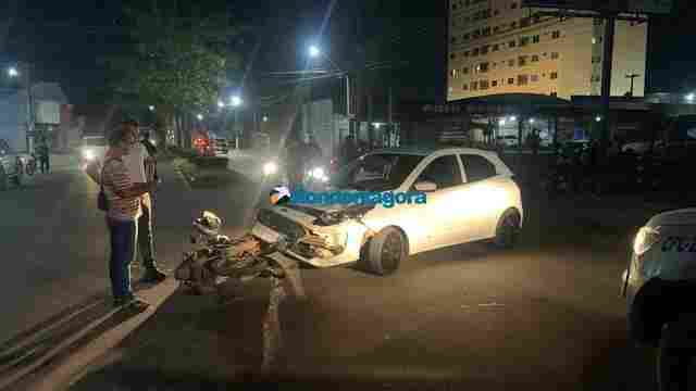 Motociclista é atropelado, arrastado por Ford Ka e acaba intubado