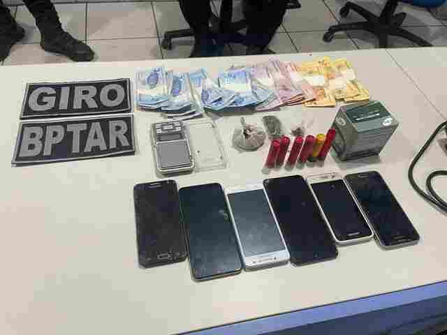 Criminoso tenta fugir, mas é preso com drogas e munições na casa da mãe