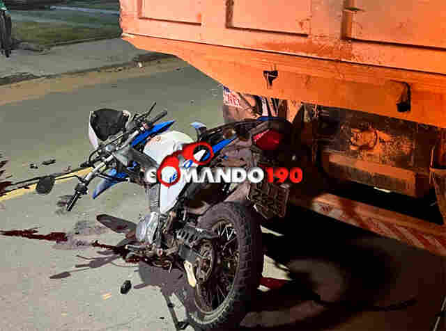 Motociclista colide em carreta estacionada e acaba morrendo