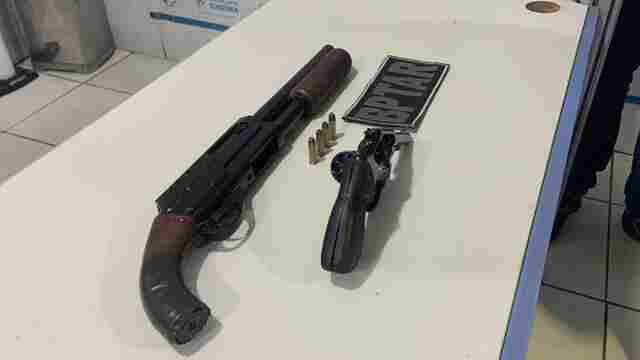 Apenado e comparsa são presos com duas armas em Porto Velho