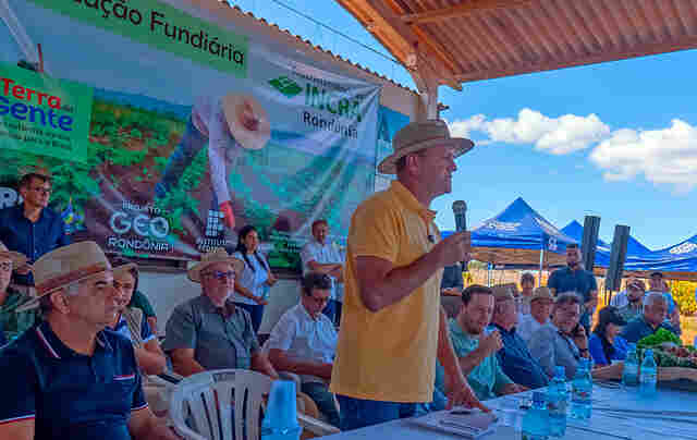Luizinho Goebel participa da entrega de título definitivos de imóveis em Vilhena