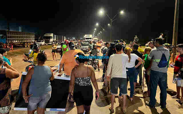 Moradores fecham a BR-364 na capital em protesto por melhorias em bairros