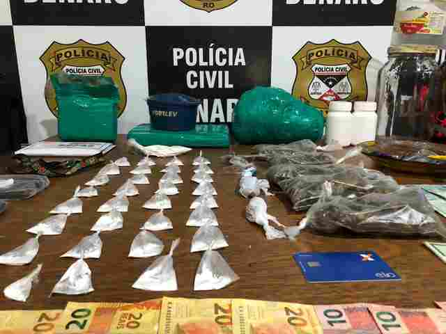 Ponto de distribuição de drogas formado por jovens é fechado em ação do Denarc; quatro foram presos