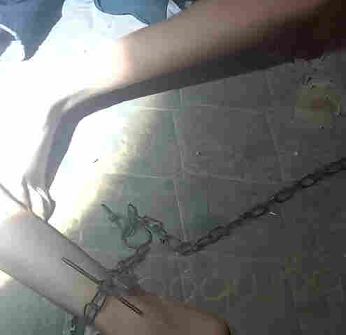 Pai e madrasta de criança que vivia acorrentada em Porto Velho são condenados a 25 anos de prisão cada um