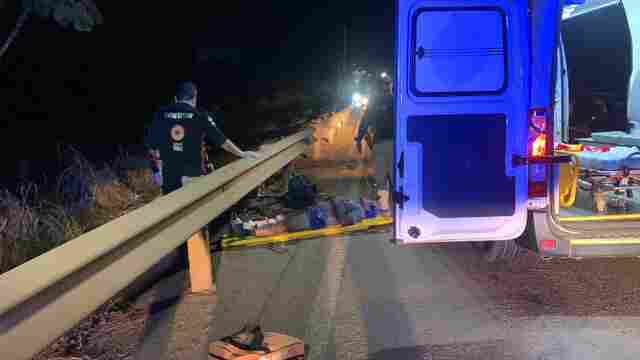 Motorista de caminhão foge após fechar ciclista em cima da ponte