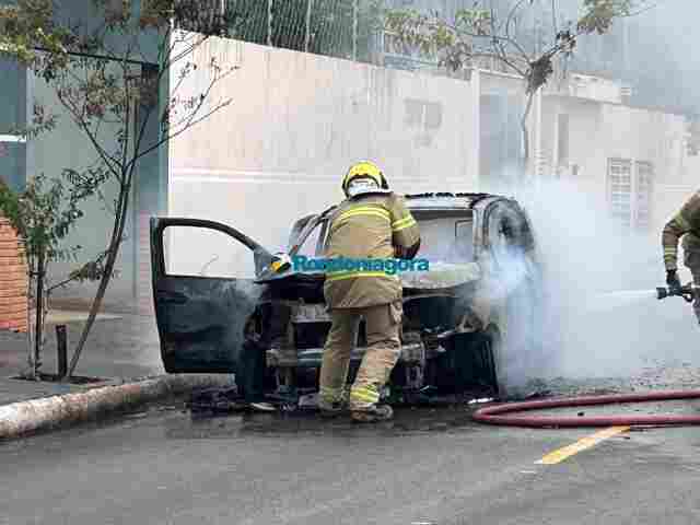 Carro explode em rua da zona norte de Porto Velho