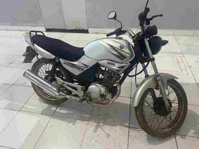 Casal é preso com arma e moto furtada na capital