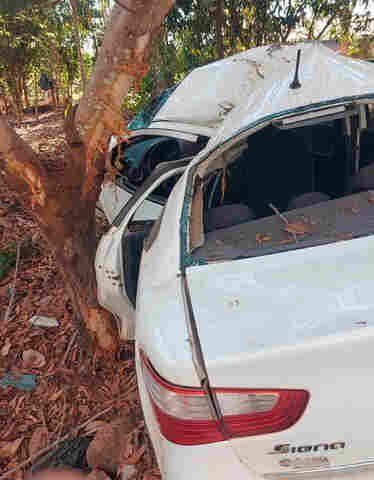 Mulher morre após colisão de carro em árvore; veículo levava cinco irmãs