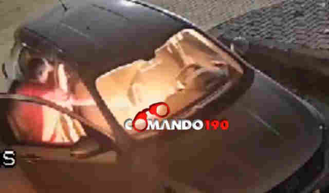 Criminoso é flagrado incendiando carro em via pública