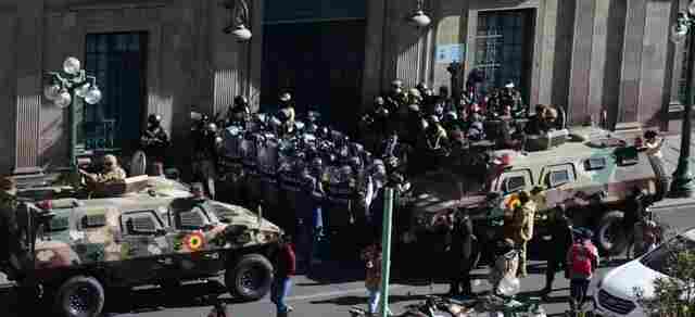 Golpe de estado: tanques e militares armados invadem palácio presidencial na Bolívia