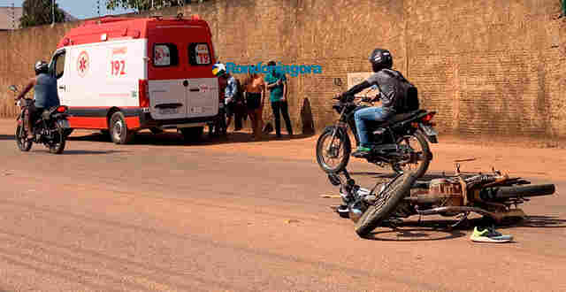 Motociclista empina moto, perde controle, cai e fica em estado gravíssimo
