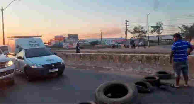Moradores bloqueiam a BR-364 próximo a Talismã e a Vila Princesa em Porto Velho