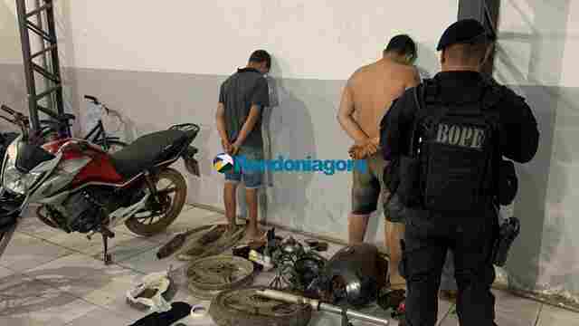 PM rastreia moto furtada e encontra criminosos com explosivos em local de desmanche