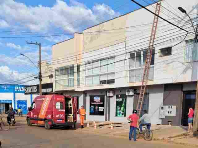 Pintor morre eletrocutado após tocar rede de alta tensão enquanto trabalhava