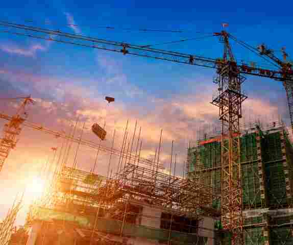 Na construção civil, distância segura da rede elétrica é fundamental para evitar acidentes