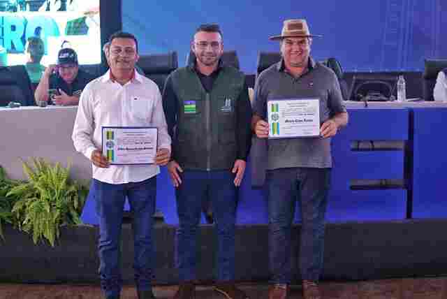 Deputado Ribeiro do Sinpol entrega votos de louvor a servidor público e produtor rural