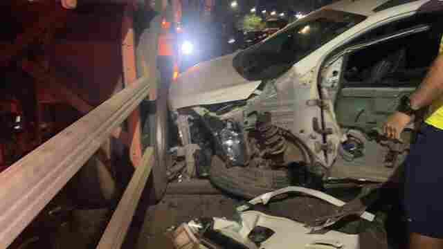 Motorista atinge carreta em cima da ponte do Madeira