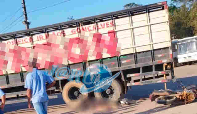 Motociclista morre esmagado por carreta