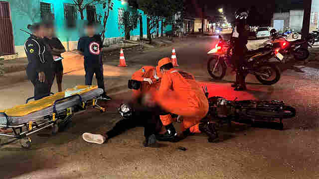 Motociclista fica gravemente ferido após motorista de carro avançar a preferencial