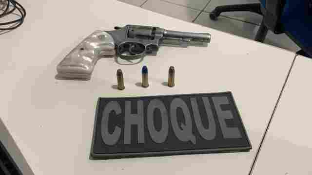 Suposto membro de facção é preso armado após fugir da Polícia
