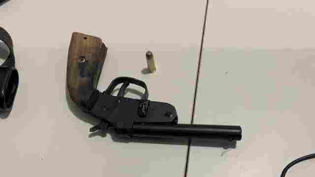 Jovens são presos com arma caseira e moto com numeração raspada