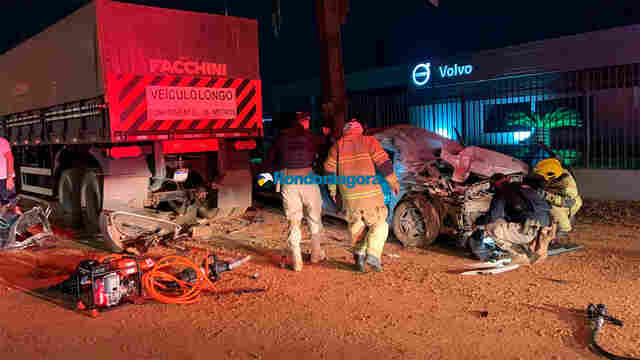 Três pessoas ficam gravemente feridas após veículo colidir na traseira de carreta