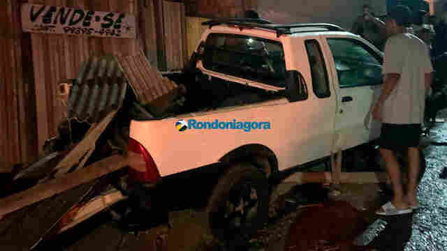 Carro desgovernado atropela três pessoas e deixa duas em estado grave