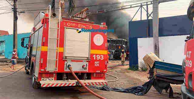 Incêndio de grandes proporções destrói vários ônibus em empresa na capital