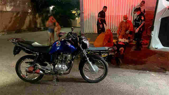 Ciclista fica gravemente ferido em colisão com moto