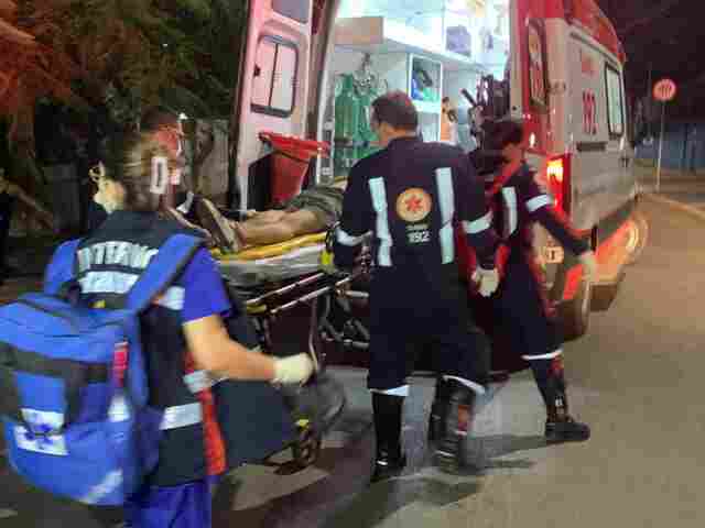 Homem é atacado a tiros no meio da rua