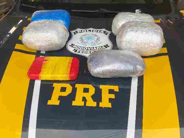 PRF prende mulher transportando quase 7 kg de drogas em táxi. na BR-364, em Porto Velho