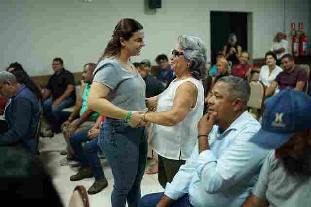 Mariana Carvalho inicia campanha ouvindo a população e apresentando propostas concretas
