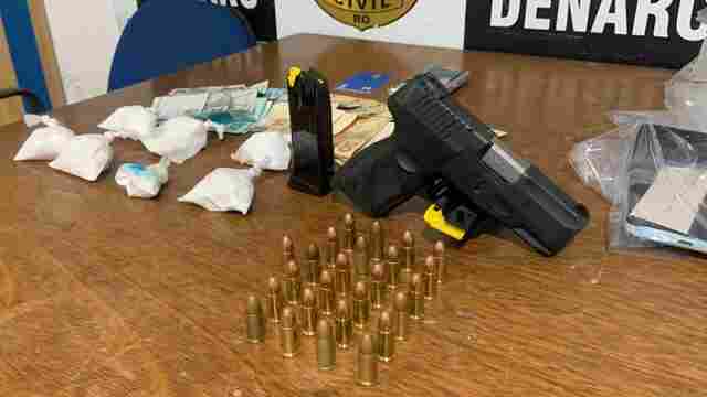Denarc prende dupla com drogas e arma em casa usada como boca de fumo no centro da capital
