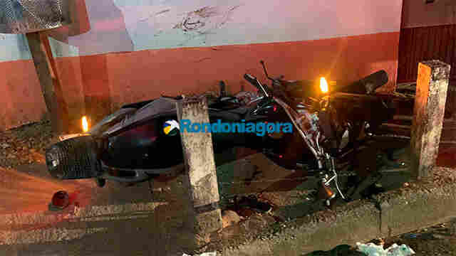 Jovem agride esposa, foge e acaba colidindo moto contra muro
