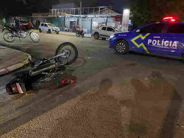 Motociclista fica em estado gravíssimo após atingir caminhonete que avançou preferencial